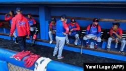 Peloteros cubanos durante una sesión de entrenamiento previa al Clasico Mundial de Béisbol, en el estadio Latinoamericano de La Habana. (Yamil Lage/AFP)