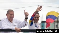 El candidato presidencial venezolano Edmundo González (izq) y la líder opositora María Corina Machado en un mitin de campaña en Venezuela, el sábado 13 de julio de 2024. (AP/Ariana Cubillos)