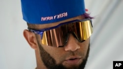 Lourdes Gurriel Jr. porta una gorra con el mensaje "Patria y Vida", durante una práctica de bateo con el FEPCUBE, el 16 de enero de 2024, en Miami. (AP/Lynne Sladky)