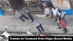 La policía cubana en la escena de un crimen.