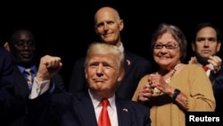 El presidente Trump junto a la expresa política cubana Cary Roque, en el Teatro Manuel Artime de Miami, el 16 de junio de 2017.