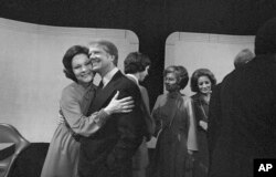 Jimmy Carter recibe un abrazo de su esposa, Rosalynn Carter, al finalizar el tercer debate presidencial, el 22 de octubre de 1976. (AP Photo, File)