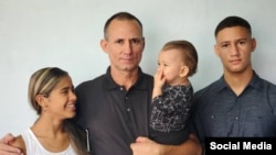 José Daniel Ferrer García junto a tres de sus hijos. (Foto: Facebook/Nelva Ismaray Ortega, Archivo)