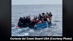 Migrantes procedentes de Cuba interceptados por la Guardia Costera de EEUU. (Cortesía de USCG)