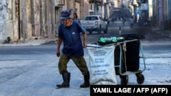 Un anciano camina en las calles de La Habana.