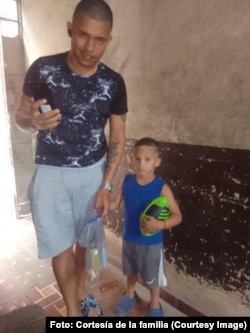 Preso político cubano Luis Robles junto a su hijo / Foto: Cortesía de la familia