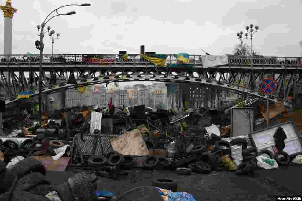 Barricada en la calle Institutska, lateral al Hotel Ukraina.