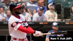 Luis Robert Jr. de los Medias Blancas tras conectar un jonrón en el cuarto inning ante los Medias Rojas de Boston, este domingo 25 de junio. (AP/Nam Y. Huh)