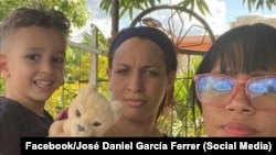 Nelva Ismaray Ortega, esposa de José Daniel Ferrer, junto a dos de los hijos del preso político. (Facebook/José Daniel García Ferrer)