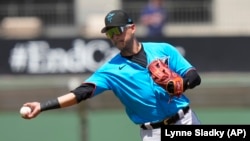 José “Candelita” Iglesias sale de los Miami Marlins. (AP/Lynne Sladky)