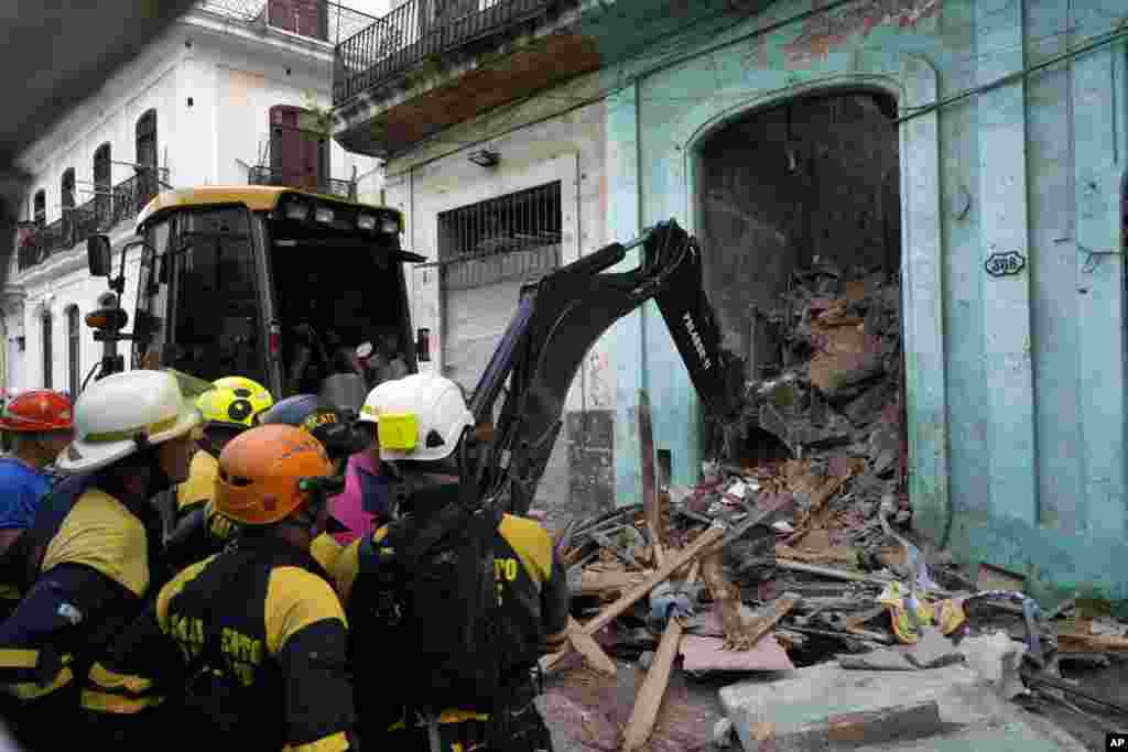 Los bomberos retiran los escombros de un edificio que se derrumbó parcialmente en La Habana, Cuba, el miércoles 4 de octubre de 2023. (AP/Ramón Espinosa)