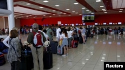 Viajeros en el Aeropuerto Internacional “José Martí” en La Habana. (REUTERS/Archivo)