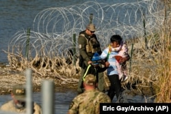 Migrantes son detenidos por funcionarios en la frontera entre Texas y México, el 3 de enero de 2024. (Foto: AP/Eric Gay/Archivo)