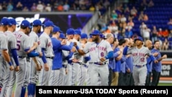 El jardinero derecho de los Mets de Nueva York, Starling Marte (6), entra al campo durante las presentaciones del equipo antes del partido contra los Marlins de Miami en el LoanDepot Park. (Foto: Sam Navarro-USA TODAY Sports vía Reuters)