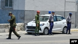 Foto Archivo. Un operativo policial en La Habana. Los cubanos no entienden cómo las autoridades no han puesto freno al consumo de drogas como el kímico, que se extiende entre los jóvenes.