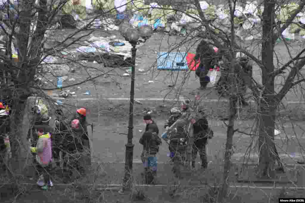 Enfrentamiento de manifestantes con la policía en la calle Instituska.