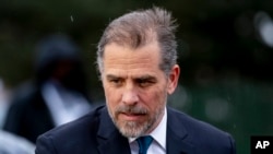 Hunter Biden, hijo de presidente estadounidense Joe Biden, habla con invitados durante las celebraciones de Pascua en la Casa Blanca, el 18 de abril de 2022. (AP/Andrew Harnik, Archivo)