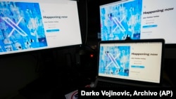 Monitores de computadoras y una laptop muestran la página de inicio de sesión de X, antes conocido como Twitter, el 24 de julio de 2023, en Belgrado, Serbia. (AP/Darko Vojinovic, Archivo)