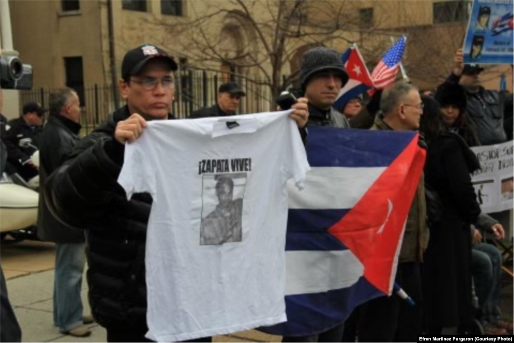 El disidente cubano Juan Carlos Herrera Acosta, durante una manifestación frente a la sede diplomática cubana en EEUU, en Washington D.C., a favor de la liberación de los presos políticos cubanos.