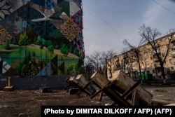 Imagen de una calle vacía en Bakhmut, Ucrania, mientras suenan las alarmas de bombardeo aéreo el 27 de febrero de 2023 (Photo by DIMITAR DILKOFF / AFP)