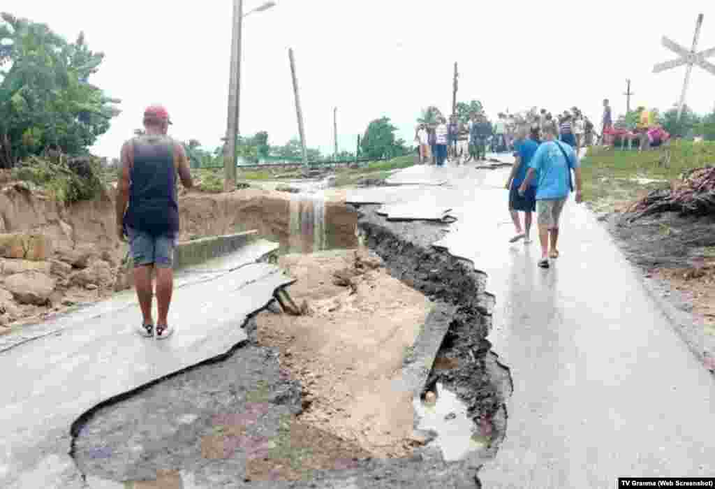 Una carretera afectada por las intensas lluvias en Jiguan[i, provincia Granma. (Captura de imagen/TV Granma)