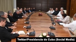 Representantes del gobierno de Cuba y de la Iglesia Católica, el 26 de abril de 2023 en La Habana (Twitter/Presidencia de Cuba).