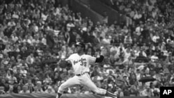 En esta foto del 15 de octubre de 1970, el lanzador de Baltimore Mike Cuellar (35) realiza un lanzamiento durante el Juego 5 de la Serie Mundial contra los Rojos de Cincinnati, Baltimore, Maryland. (Foto AP/Archivo)