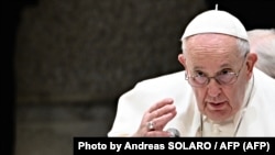 El Papa Francisco bendice a la audiencia en el Vaticano el 22 de febrero de 2023. (Photo by Andreas Solaro/AFP).