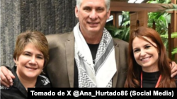 Ana Hurtado (der.) posa junto al gobernante cubano Miguel Díaz-Canel y su esposa, Lis Cuesta.