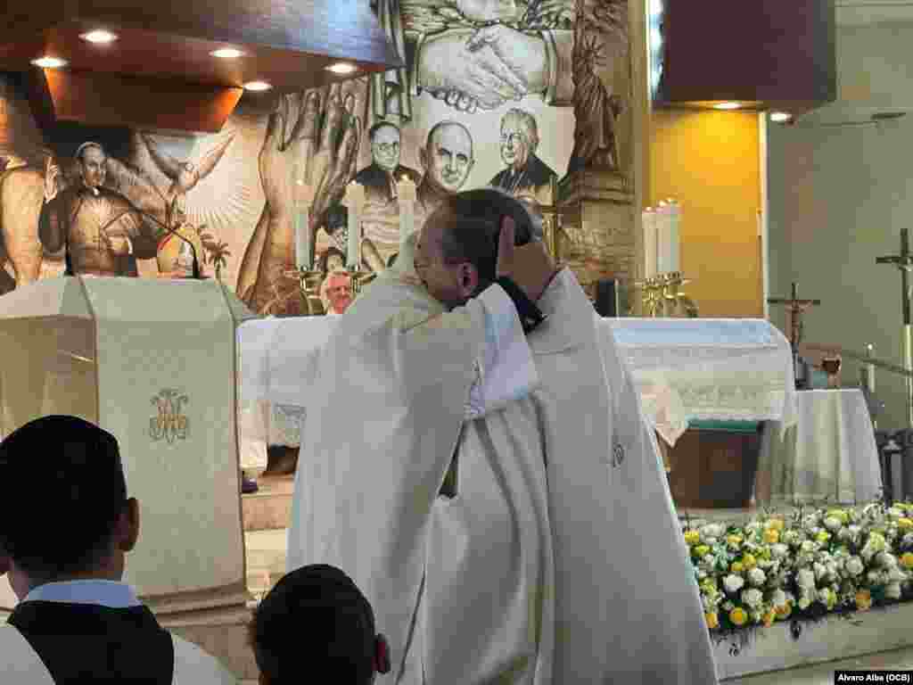 La medalla conmemorativa fue entregada al ex rector de la Ermita, Mons. Oscar Castañeda.