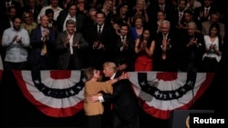 El presidente Trump junto a la expresa política cubana Cary Roque, en el Teatro Manuel Artime de Miami, el 16 de junio de 2017.REUTERS/Carlos Barria