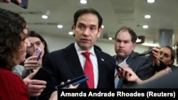 El senador cubanoamericano Marco Rubio habla con periodistas en Washington. (Reuters/Amanda Andrade Rhoades/Archivo)