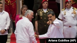 Los gobernantes de Cuba y Venezuela, Miguel Díaz-Canel (der) y Nicolás Maduro. (Foto: AP/Ariana Cubillos/Archivo)