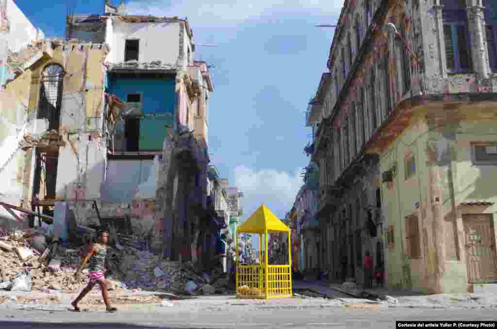 Obra del artista cubano Yulier P. El grafitero aprovecha las ruinas de los derrumbes, para insertar sus piezas en el espacio urbano.