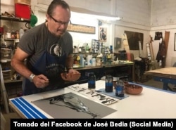 Bedia trabaja en su taller. (Tomado del Facebook del artista)