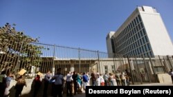 Personas haciendo cola en la Embajada de Estados Unidos en La Habana. (REUTERS/Desmond Boylan)