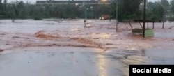 Vías inundadas en Moa tras crecida del río Cabaña. (Facebook/Camilo Velázquez Petittón/La Voz del Niquel)