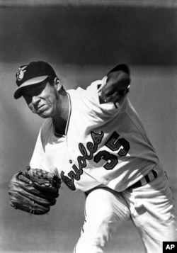 ARCHIVO - Mike Cuellar (35), lanzador de los Orioles de Baltimore, aparece en acción durante el juego inaugural de la Serie Mundial contra los Mets de Nueva York en el estadio de Baltimore, Maryland, el 11 de octubre de 1969. (Foto AP)