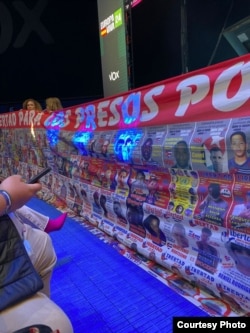 Un enorme cartel con los rostros de los más de mil presos políticos cubanos en las cárceles de la isla, desplegado en la convención de Vox en Madrid, "Europa Viva 24".