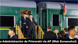 Líder de Corea del Norte, Kim Jong Un, baja de su tren en Khasan, Rusia, 12/09/ 2023 (Oficina de Prensa Administración de Primorski vía AP)