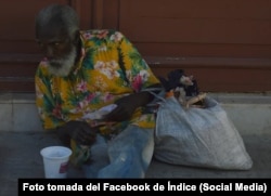 Anciano afrodescendiente pide limosna en una calle de La Habana, Cuba. (Foto tomada de Índice)