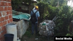 Un trabajador de la Unidad de Higiene y Epidemiología inspecciona el patio de una vivienda en Guantánamo. (Foto: Facebook)