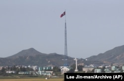 Una bandera norcoreana ondea en lo alto de una torre de 160 metros en el poblado de Kijong-dong, cerca de la zona desmilitarizada, en Paju, Corea del Sur. (AP/Lee Jin-man/Archivo)