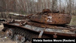 Un tanque ruso destruido permanece al costado de la carretera cerca de la ciudad de primera línea de Kreminna, en medio del ataque de Rusia a Ucrania, en la región de Lugansk, Ucrania, 24 de marzo de 2023. (REUTERS/Violeta Santos Moura)