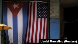 Una niña frente a una casa adornada con banderas de Estados Unidos y Cuba en las afueras de La Habana, Cuba, 21 de marzo de 2016 (REUTERS/Ueslei Marcelino)