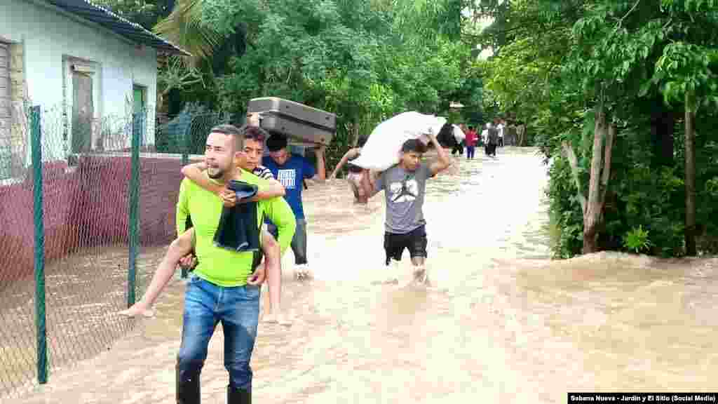 Evacuación de residentes en la zona de Sabana Nueva, en la provincia de Granma. (Foto: Facebook/Roberto Mesa Matos)