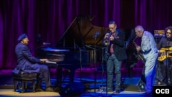 De Izq. a der. Chucho Valdés, en el piano; Arturo Sandoval en la trompeta y Paquito D'Rivera en el saxo, en el concierto del Adrienne Arsht Center el 9 de febrero de 2024 por el 50 aniversario de la Orquesta Irakere.