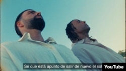 Los cantantes Jen Carlos Canela y Yotuel Romero en video del tema "Sueño", dedicado a la libertad de Cuba. Foto: captura de pantalla tomada del video de la canción. Página de YouTube de Jen Carlos Canela.