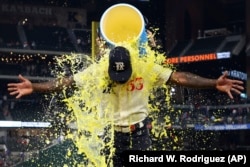 Adolis García celebra tras el juego contra los Atléticos de Oakland. (AP Photo/Richard W. Rodriguez)