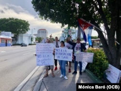 Activistas y amigos de Ramón Saúl Sánchez abogan porque el gobierno de EEUU le otorgue un estatus legal y derogue su orden de deportación.